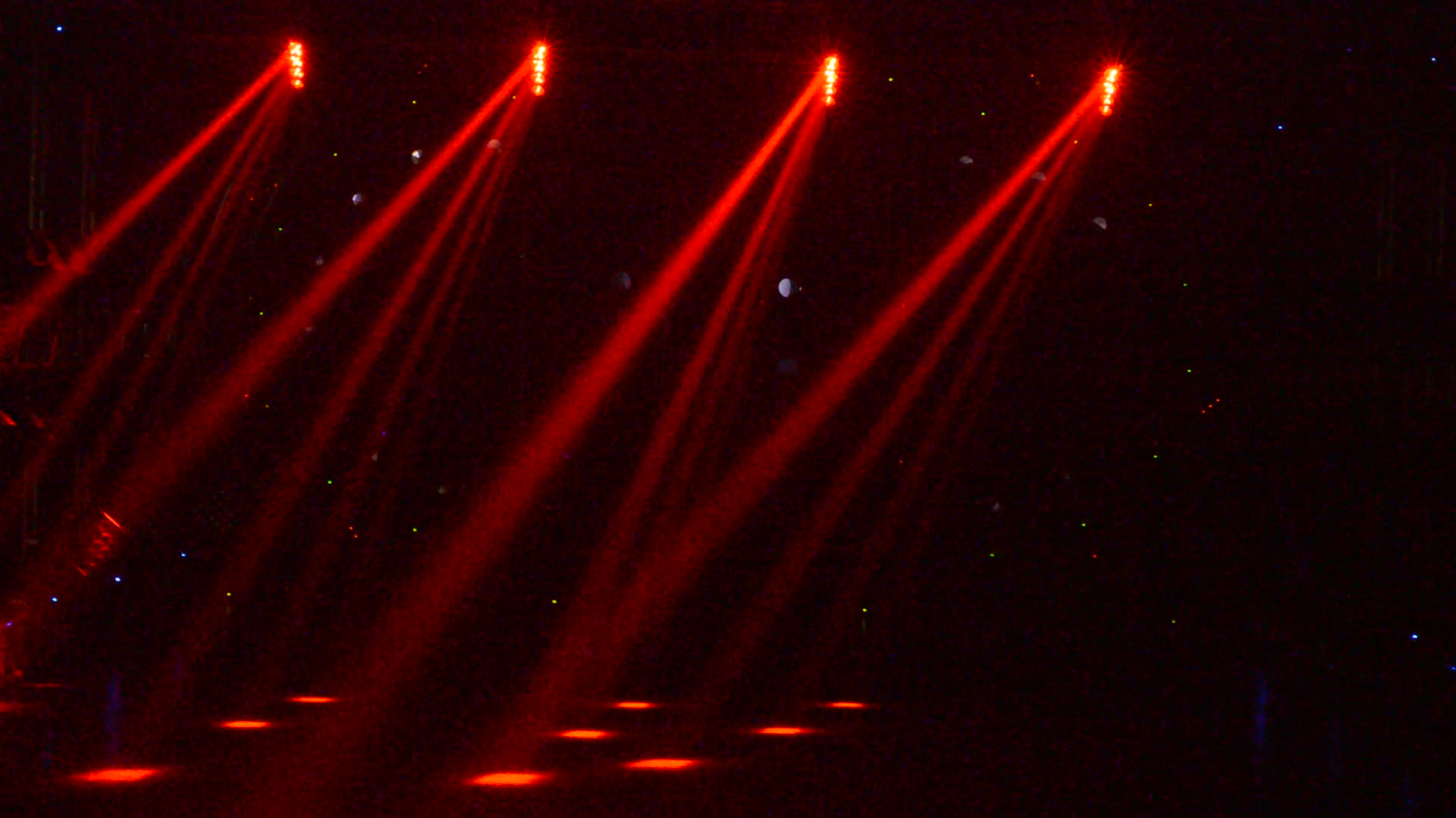 Красная сцена с прожекторами