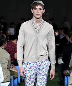 针织<em>开衫搭配</em>_走秀新款男装 潮流V领时尚<em>男士</em>