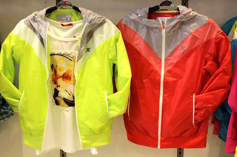 正品特步<em>春季</em>新款<em>女装</em>双层<em>夹克</em>运动春款外套9