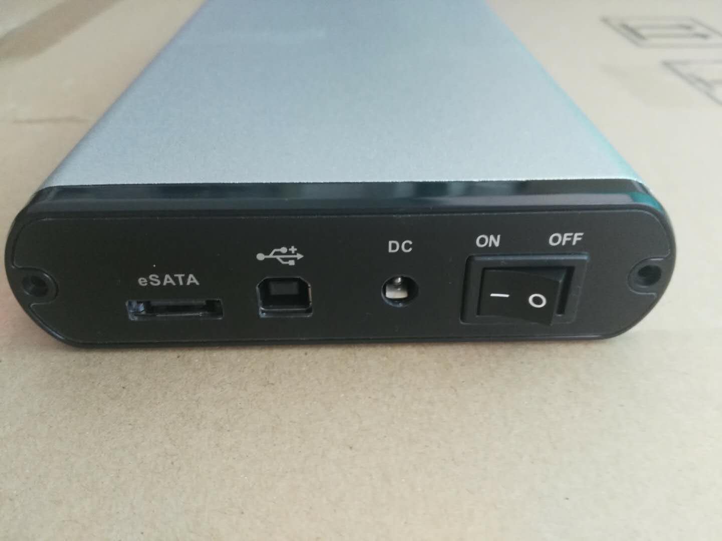新上架 金屬外殼 自帶ESATA 3.5寸硬盤盒 台式機 SATA接口硬盤在類目 電腦硬件/顯示器/電腦周邊, 電腦周邊, 硬盤盒中 - 來自Buy2taobao.com提供專業的淘寶代購服務
