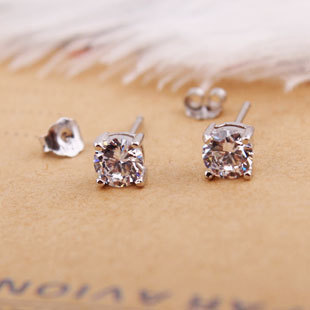  925纯银四爪镶嵌瑞士钻锆石耳钉 百搭时尚韩版配饰流行礼物耳饰品