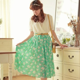 求一条朵以的连衣裙,上身白色,下身绿色,是紧身