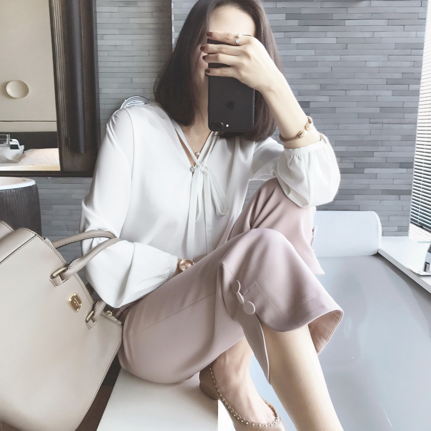 南瓜谷/指尖丝滑/高贵气质垂顺复古系带V领衬衫女白衬衣春季C191