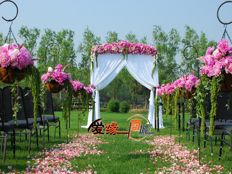 草坪婚礼 户外紫色花结婚布置 北京婚礼鲜花布