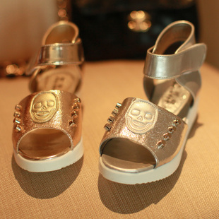  特！欣宝贝童鞋 未来主义金属色骷髅铆钉元素儿童凉鞋 0973
