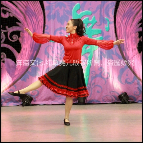 杨艺广场舞舞蹈服装舞蹈服装新款红草莞儿高领