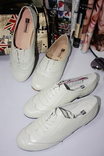  新款复古英伦女鞋 珠光色真皮雕花布洛克平底鞋单鞋小白鞋