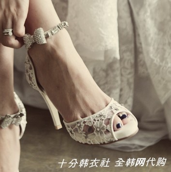 韩国代购2013夏手工定制钻饰花朵蕾丝新娘婚宴唯美 婚鞋 高跟鞋 韩国代购2013夏手工定制钻饰花朵蕾丝新娘婚宴唯美 婚鞋 高跟鞋