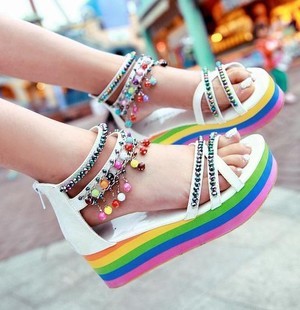  新款凉鞋波西米亚风串珠厚底松糕跟凉鞋彩虹底女士沙滩鞋