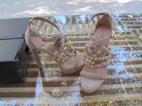 世界最贵鞋子ALAIA 裸色翻毛皮金色铆钉超重