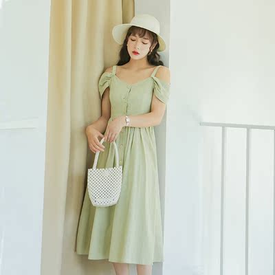 chic气质V领设计感连衣裙女2019新款小清新高腰单排扣露肩吊带裙