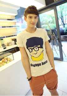 男生浅蓝色<em>马裤</em>,铅<em>灰色</em>帆布鞋,配<em>什么</em>颜色的t恤