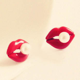  [满8元包邮]韩国饰品新款女式夸张珍珠镶嵌嘴唇耳钉可爱耳饰