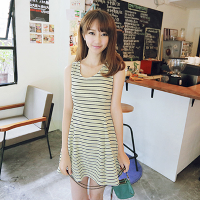 显瘦荷叶边裙摆纯色...