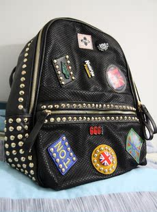  年新款女式包 网状皮质装饰背包 书包 韩版徽章学院风双肩包