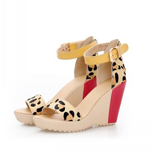 求购胖脚凉鞋,本人脚宽 脚面高 凉拖也可以 但不