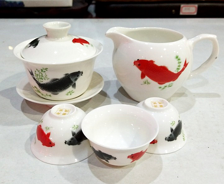 景德镇玉瓷鲤鱼茶海盖碗三才碗茶托骨瓷釉上彩浮雕红鲤鱼薄胎茶碗在类目 餐饮具, 茶具, 盖碗中 - 来自Buy2taobao.com提供专业的淘宝代购服务