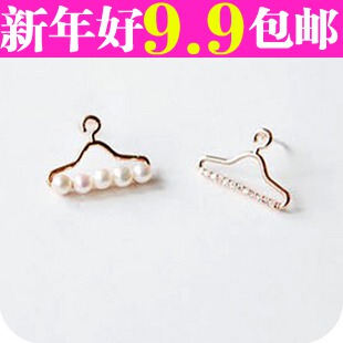  0393 义乌批发韩国小饰品 韩国热卖 不对称衣架镶嵌闪石耳钉 耳饰