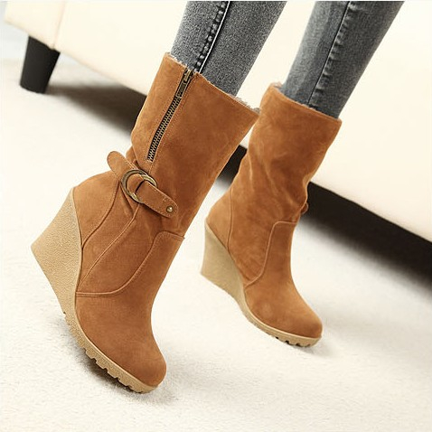 舒适保暖厚底坡跟短靴...