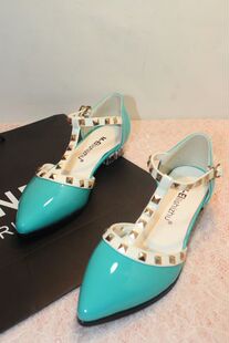  夏季新款英伦风复古铆钉低跟粗跟女鞋 甜美显脚白休闲凉鞋 女