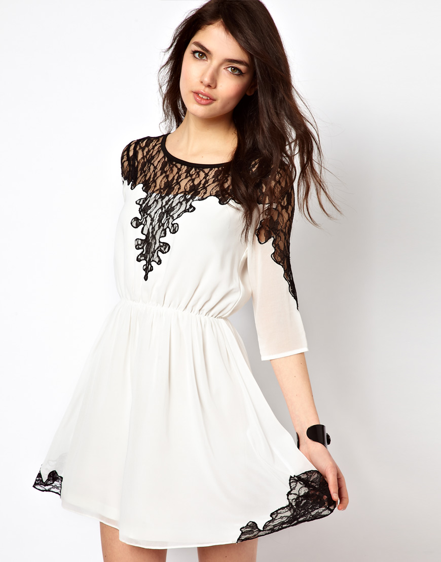 Платье из белого шифона с черными кружевами