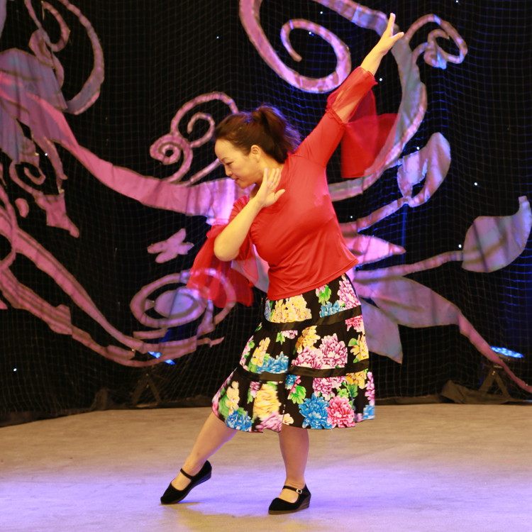 杨艺 广场舞服装 红草莞儿 大摆裙 套装 舞台表演服 花桥流水