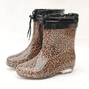  特价时尚中筒低跟水晶豹纹雨鞋女雨靴韩版短款平跟半透明果冻水鞋