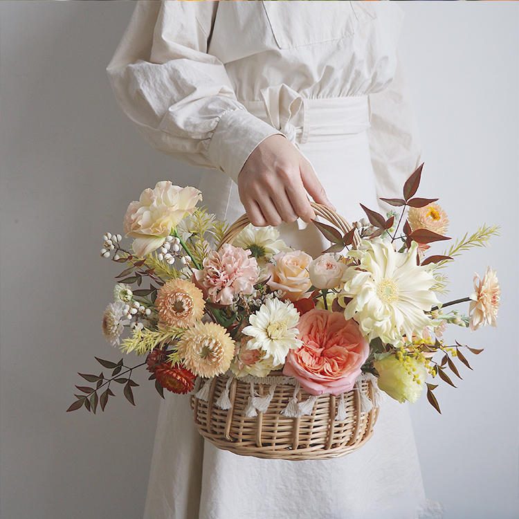 田園風流蘇圓形手提花籃燈籠圓柱花盒鮮花手提花籃花店用品材料在類目 鮮花速遞/花卉仿真/綠植園藝, 花瓶/花器/花盆/花架(新), 花籃中 - 來自Buy2taobao.com提供專業的淘寶代購服務