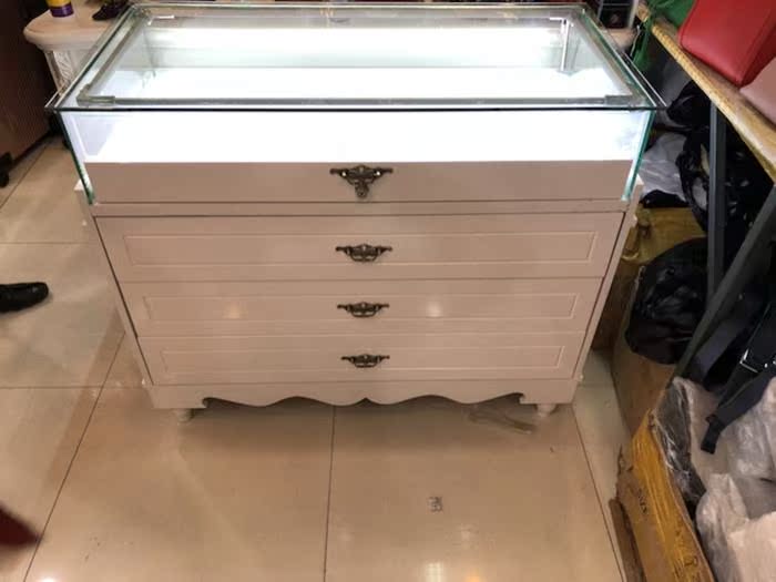 质量保证玻璃饰品柜台柜 钱包手表陈列柜珠宝玉器首饰柜台精品在类目 商业/办公家具, 货架/展柜, 精品展柜/陈列柜中 - 来自Buy2taobao.com提供专业的淘宝代购服务