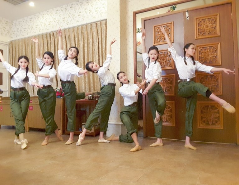 双人舞芳华同款舞蹈演出服绒花知青下乡服装女文工团表演服合唱。在类目 女装/女士精品, 唐装/民族服装/舞台服装, 民族服装/舞台装中 - 来自Buy2taobao.com提供专业的淘宝代购服务