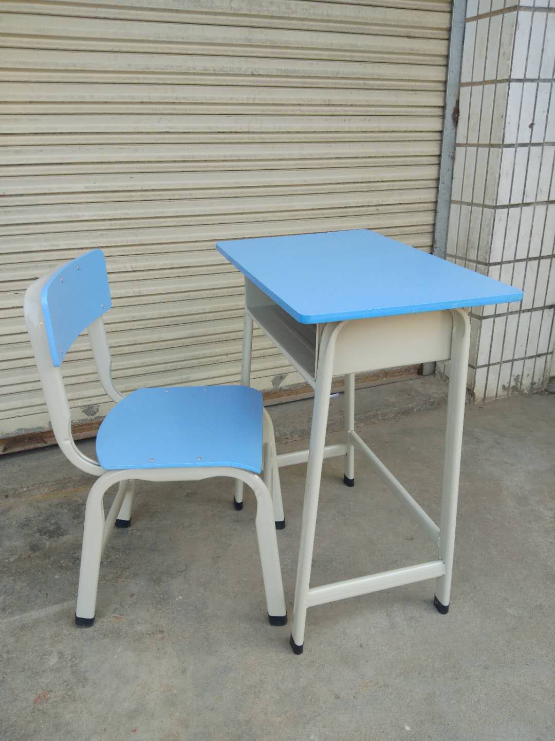 天蓝色 中小学生单人学校课桌椅培训班桌椅辅导班书桌厂家直销在类目 商业/办公家具, 校园教学家具, 课桌椅中 - 来自Buy2taobao.com提供专业的淘宝代购服务
