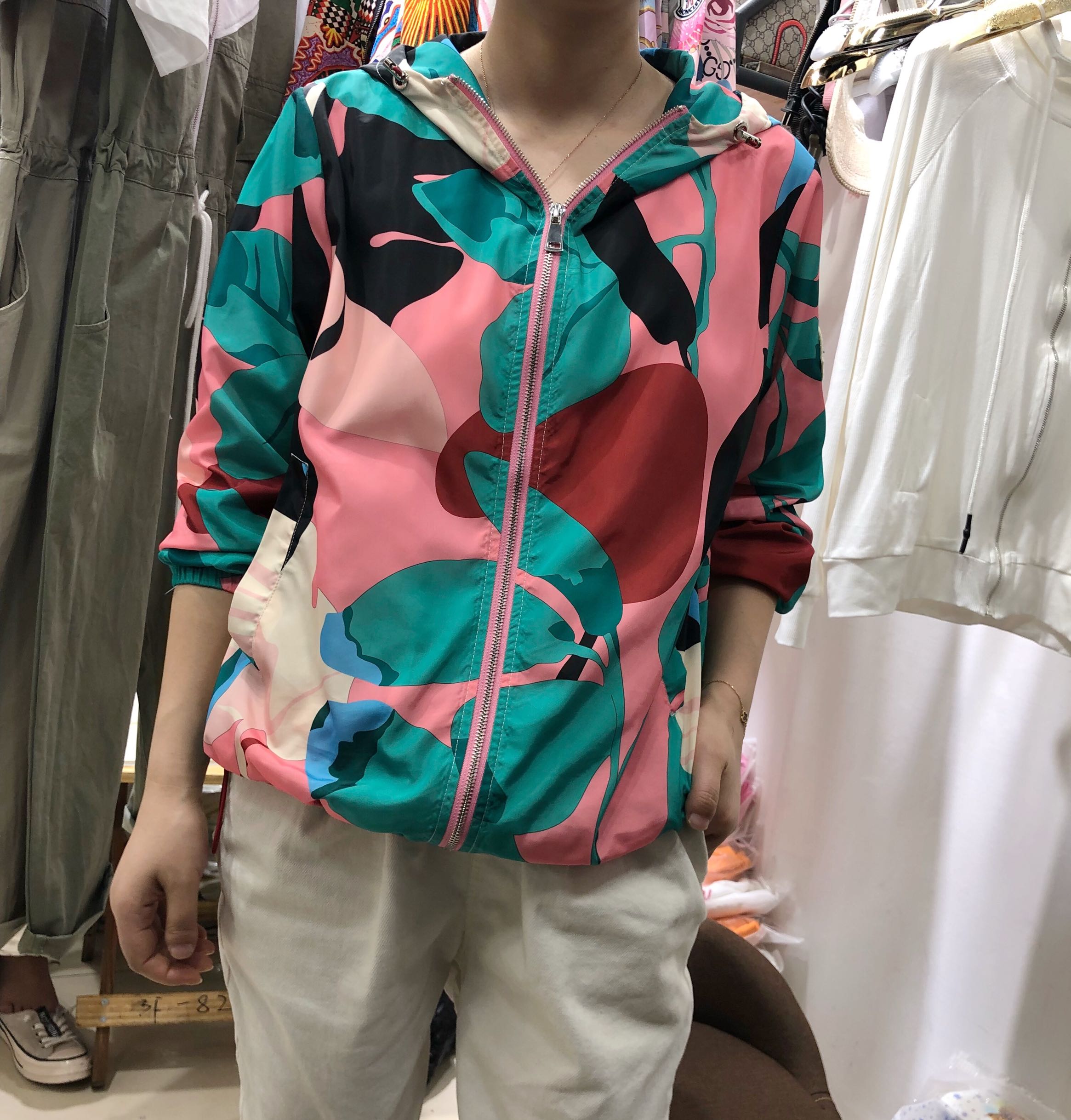 2019春夏新款女装韩版时尚连帽花色防晒衣chic宽松短外套伊魅8827在类目 女装/女士精品, 短外套中 - 来自Buy2taobao.com提供专业的淘宝代购服务