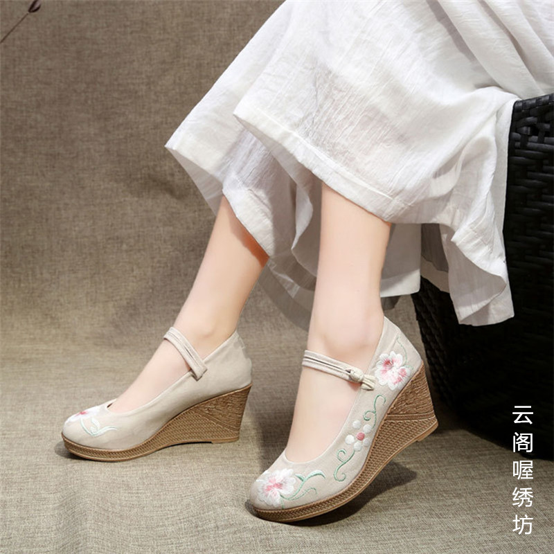 单鞋女2019新款春季民族风高跟老北京布鞋女坡跟绣花鞋古风汉服鞋在类目 女鞋, 低帮鞋中 - 来自Buy2taobao.com提供专业的淘宝代购服务