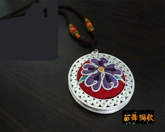 純銀S999足銀鑲繡彩色銅鼓吊墜項鏈毛衣鏈手工拉絲銀飾禮品在類目 飾品/流行首飾/時尚飾品新, 項墜/吊墜中 - 來自Buy2taobao.com提供專業的淘寶代購服務