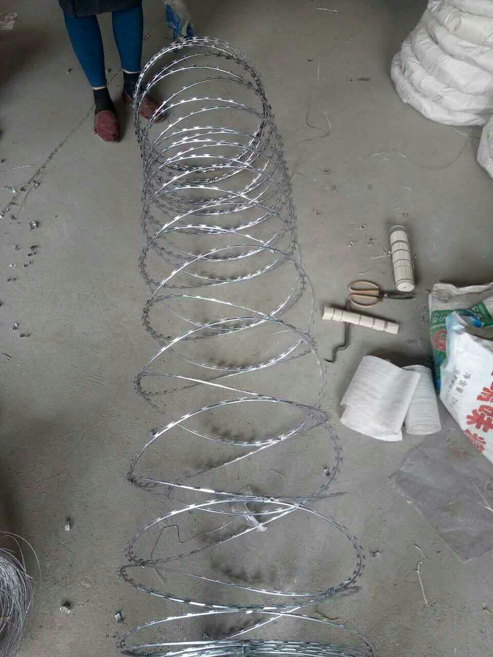 圍欄家用包郵帶刺鐵絲刺繩防盜鐵絲網鐵絲圈機場圍欄刺線防盜刺絲在類目 基礎建材, 其它基礎建材, 安全網中 - 來自Buy2taobao.com提供專業的淘寶代購服務