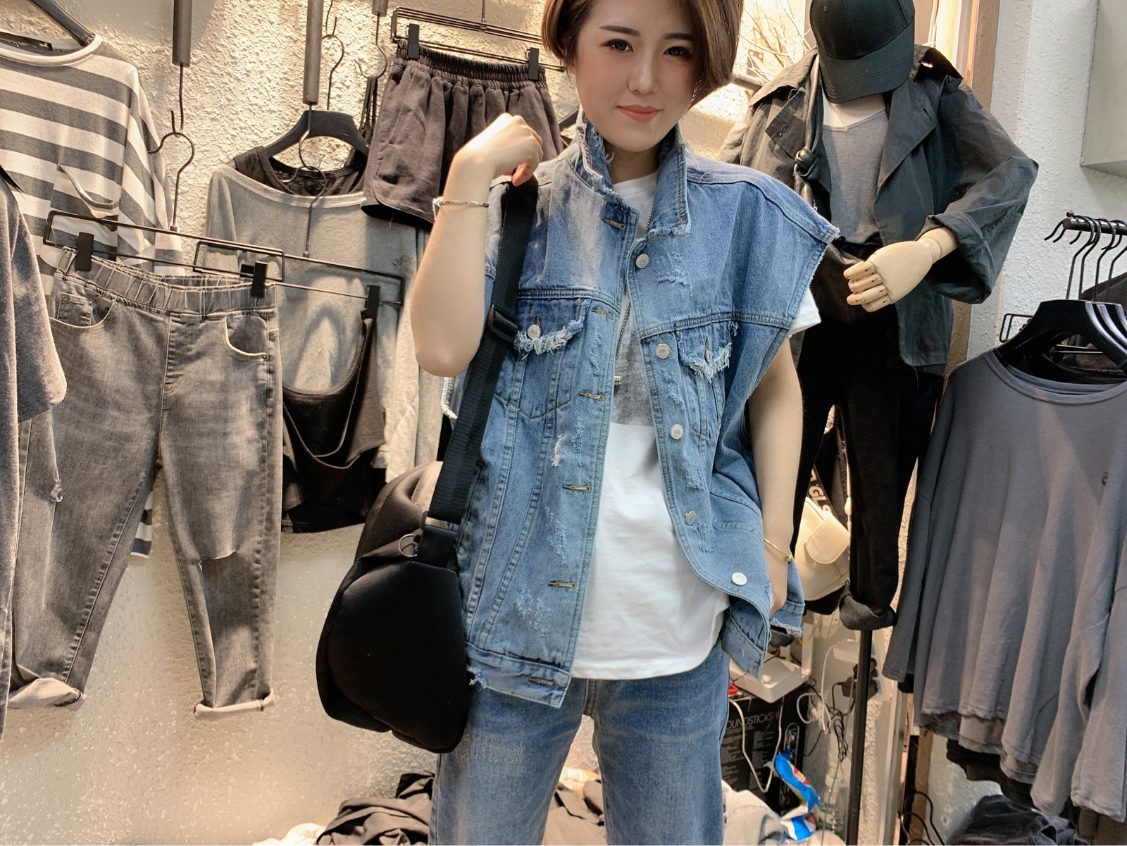 n东家n東 新款浅色百搭马甲破兜磨破牛仔马甲女装黑妹儿家在类目 女装/女士精品, 马夹中 - 来自Buy2taobao.com提供专业的淘宝代购服务