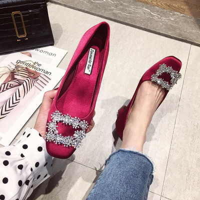 2019春季新款中跟水钻方扣高跟单鞋女粗跟方头绸缎浅口酒红色婚鞋