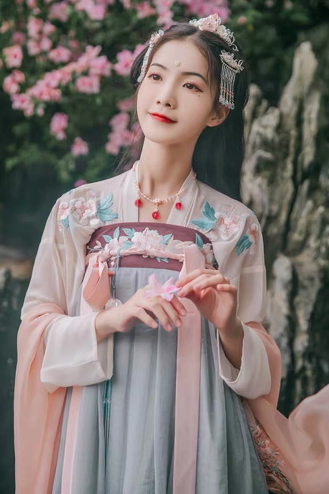 漢服古裝女 改良漢服襦裙古裝漢元素裙子 古風日常女裝在類目 女裝/女士精品, 唐裝/民族服裝/舞臺服裝, 民族服裝/舞臺裝中 - 來自Buy2taobao.com提供專業的淘寶代購服務