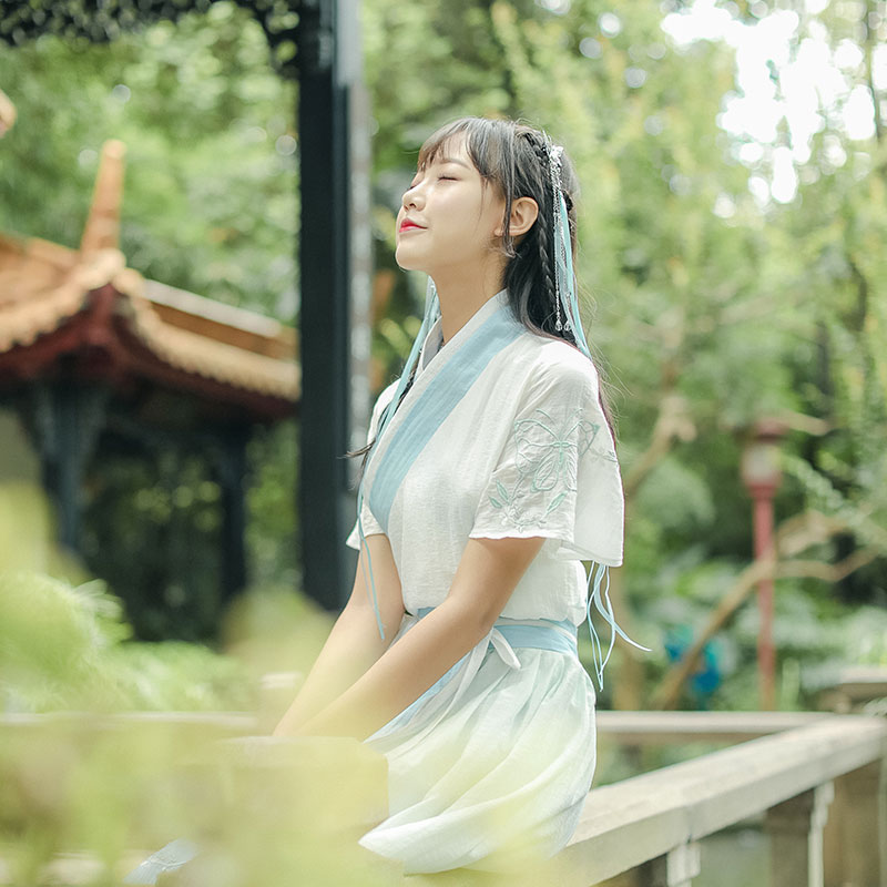 卿汝玥原创汉元素汉风日常少女交领系带短袖刺绣齐腰襦裙两件套装在类目 女装/女士精品, 套装/学生校服/工作制服, 其它套装中 - 来自Buy2taobao.com提供专业的淘宝代购服务