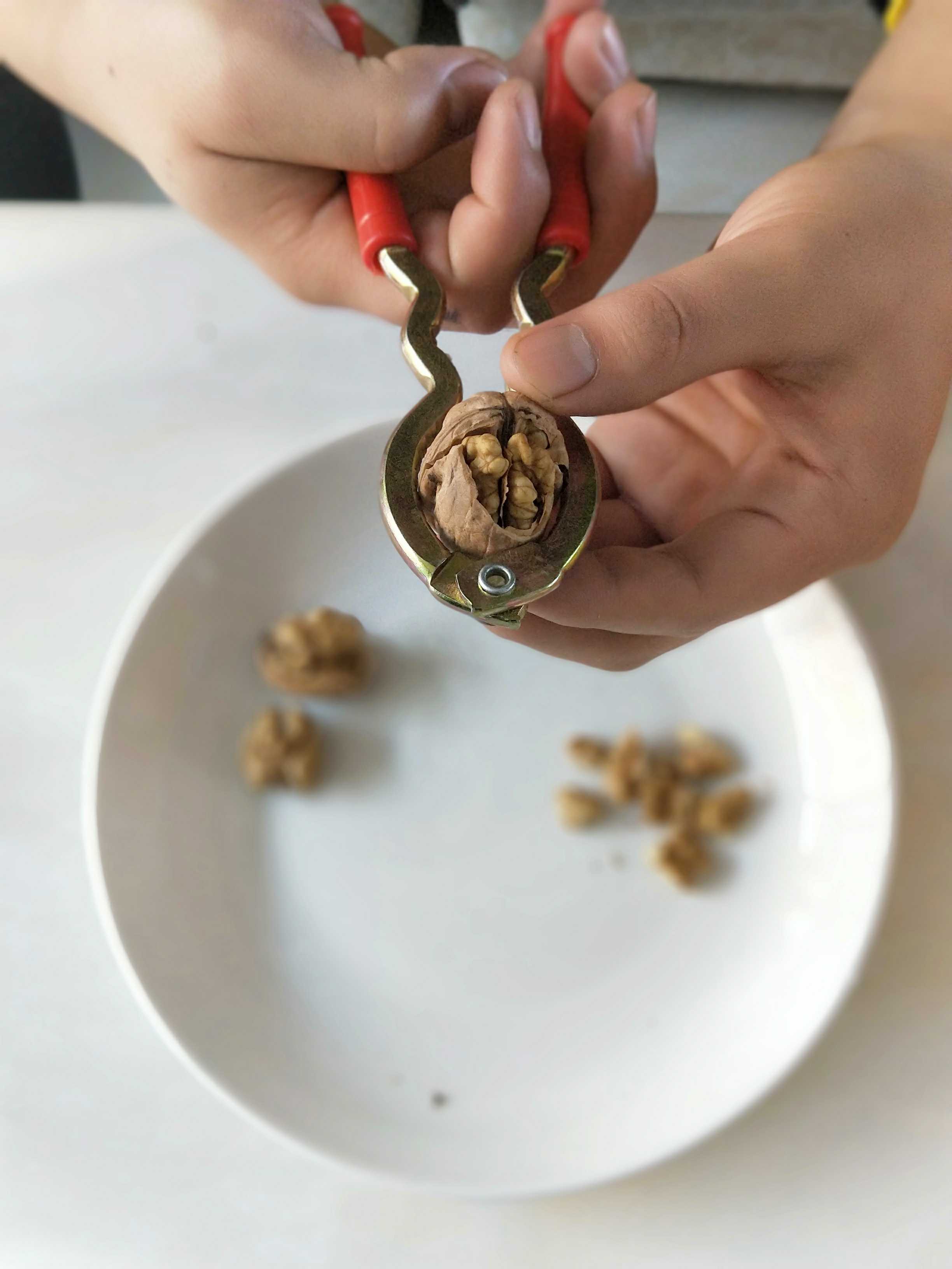 核桃夹坚果开壳的工具核桃钳 开果钳子剥核桃器山核桃夹子在类目 厨房/烹饪用具, 厨用小工具/厨房储物, 核桃夹中 - 来自Buy2taobao.com提供专业的淘宝代购服务