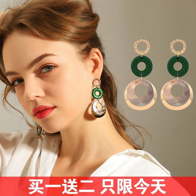 耳环女长款韩版时尚气质个性百搭耳环耳坠天然贝壳欧美夸张少女心在类目 珠宝/钻石/翡翠/黄金, 专柜swarovski水晶(新), 耳饰中 - 来自Buy2taobao.com提供专业的淘宝代购服务
