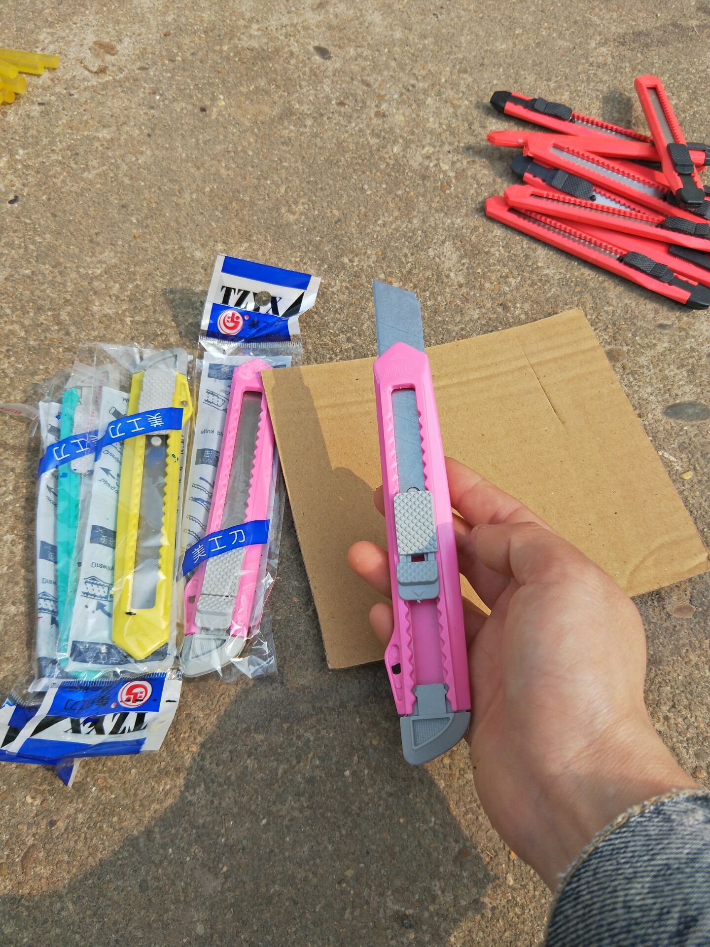 现货模型饰品多用途美工刀大小中瓦楞纸板手工DIY满10把就包邮在类目 电子词典/电纸书/文化用品, 裁剪用品, 美工刀中 - 来自Buy2taobao.com提供专业的淘宝代购服务
