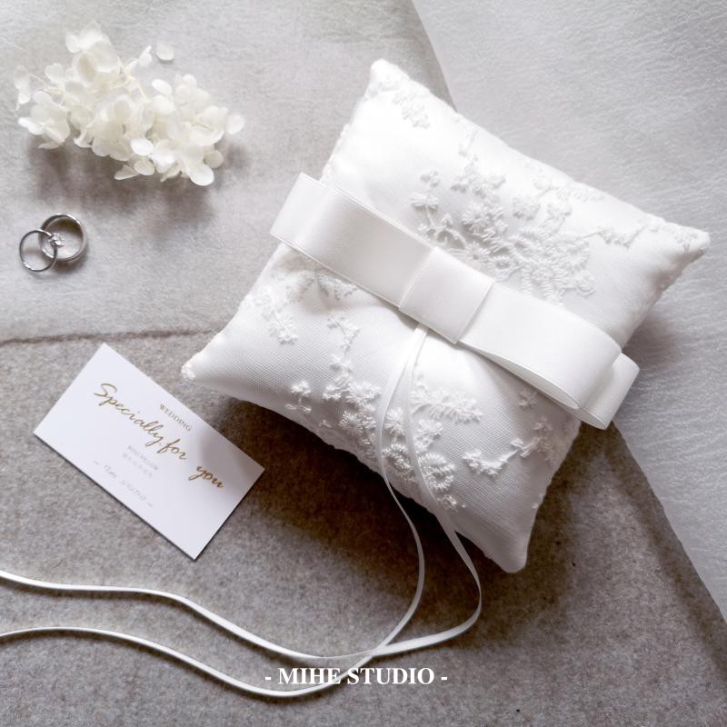 insMIHE原創手工緞面蕾絲米白簡易蝴蝶結婚禮對戒枕在類目 節慶用品/禮品, 其它節慶用品中 - 來自Buy2taobao.com提供專業的淘寶代購服務