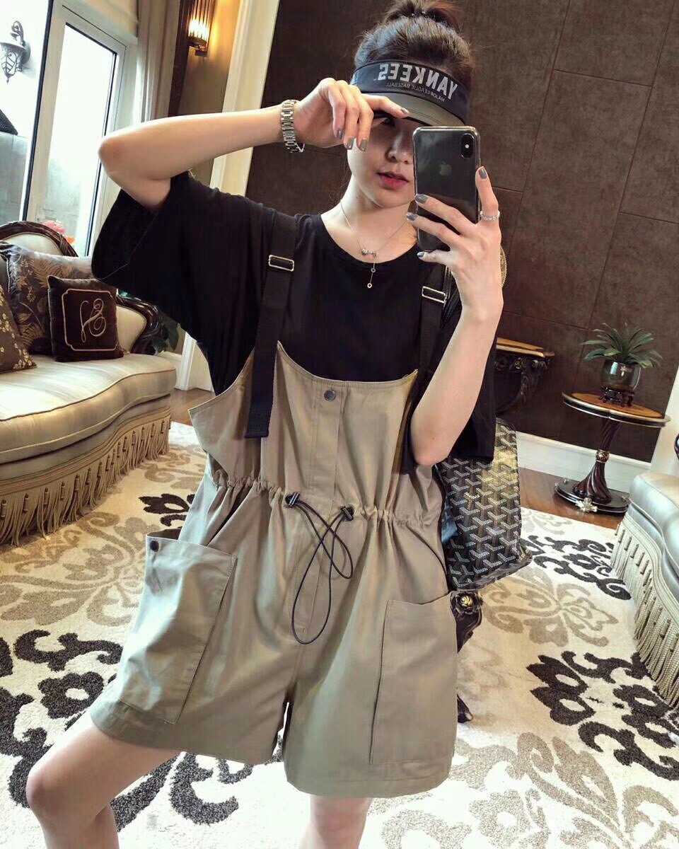 【李秀丹服装店】韩版潮廓形背带短裤+圆领短袖T恤休闲两件套装女在类目 女装/女士精品, 套装/学生校服/工作制服, 时尚套装中 - 来自Buy2taobao.com提供专业的淘宝代购服务