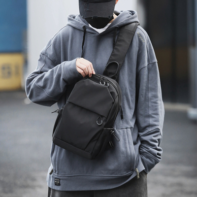 休闲男士胸包简约单肩斜挎包多功能潮牌斜背包小包潮流邮差包男包