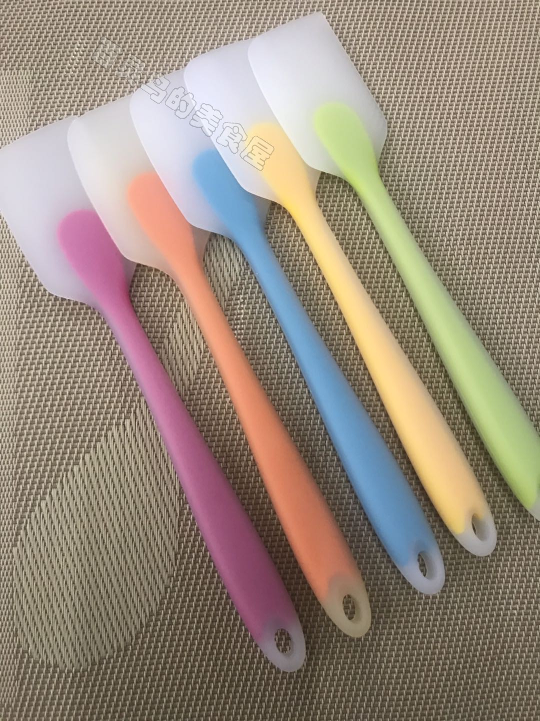 小号硅胶刮刀 烘焙工具 一体式硅胶刮刀 颜色随机发在类目 厨房/烹饪用具, 烧烤/烘焙用具, 烘培DIY器具, 其它烘焙器具中 - 来自Buy2taobao.com提供专业的淘宝代购服务