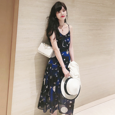 UMOOIE 特别衬白皙！！！渐层深海蓝星空图案    飘逸 吊带裙