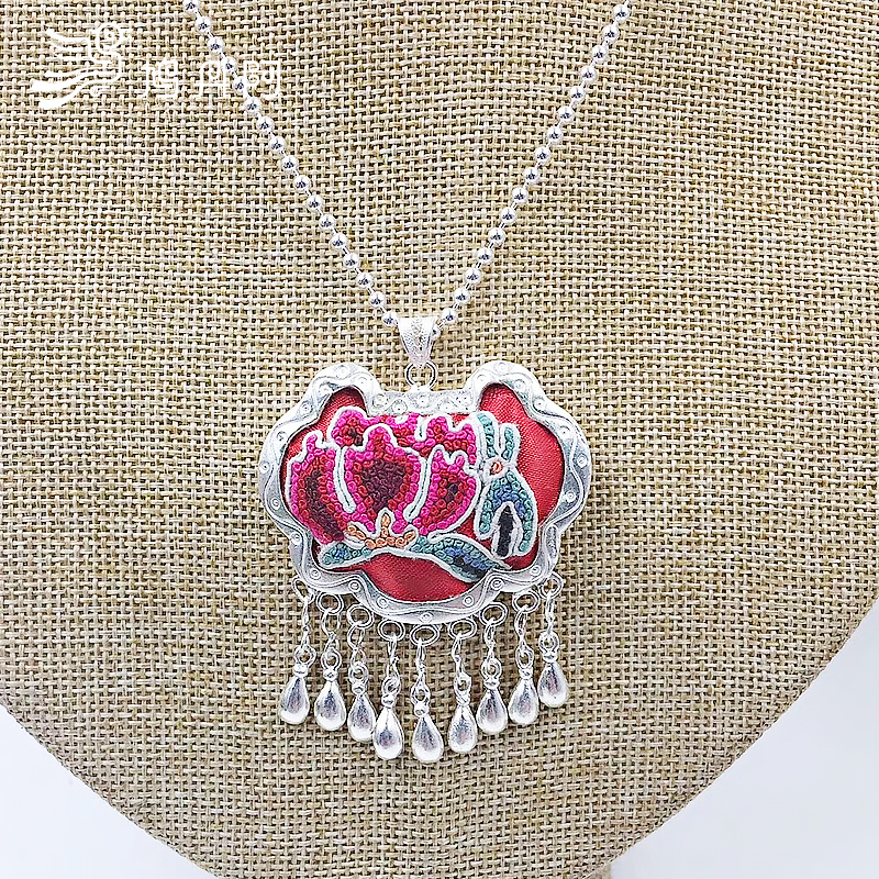 Guizhou Retro Miao silver three-dimensional decorative pattern butterfly Embroidery Embroider piece clavicle Pendant Necklace Send his girlfriend Family giftin the Accessories/Fashion Jewelry, Earring , Earrings category - from Buy2taobao.com to provide professional Taobao agent buy service