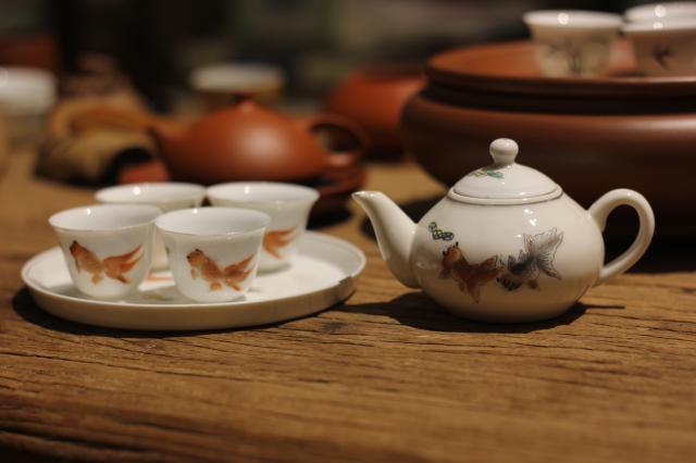 白瓷铃铛杯 小茶壶盘手彩画金鱼乐图 整套工夫茶具 80年代老物件在类目 餐饮具, 茶具, 功夫茶具中 - 来自Buy2taobao.com提供专业的淘宝代购服务