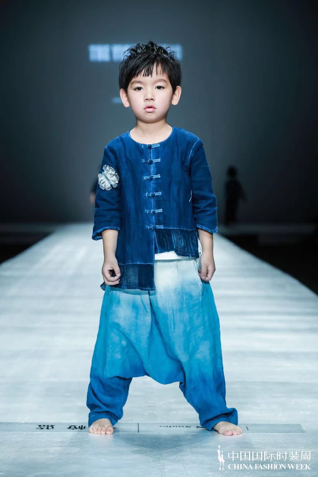 THE YIAN STUDIO 陆恩华 走秀款 "一桉蓝" 盘扣圆领亲子装简化汉|ruв категории Детская одежда, детской одежды/родителей моды - от Buy2taobao.com для оказания профессиональной услуги покупки агента Taobao